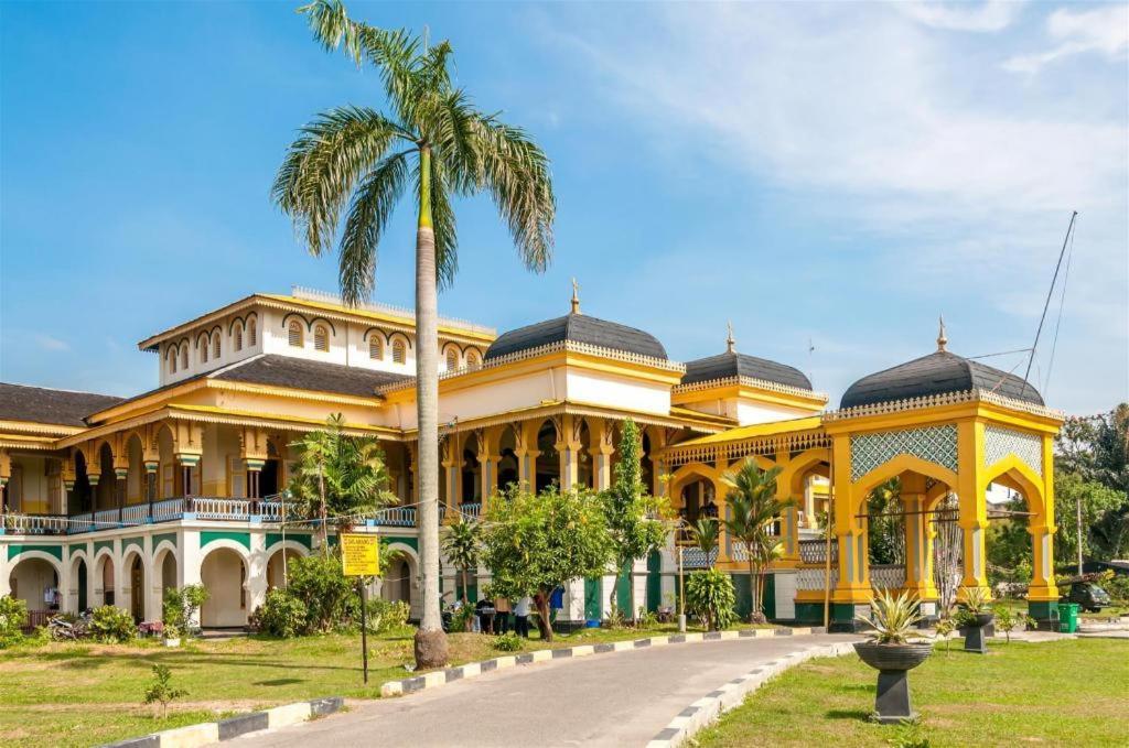 Oyo 741 Hotel Labuhan Raya Medan Exterior photo