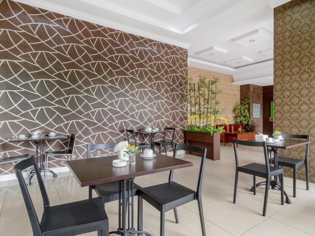 Oyo 741 Hotel Labuhan Raya Medan Exterior photo